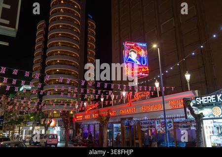 Una scena serale al Sinatra's Bar di Benidorm, Spagna Foto Stock