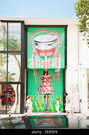 Una vibrante opera murale esposta sulla facciata di un edificio moderno, caratterizzata da colori audaci e design grafico Foto Stock