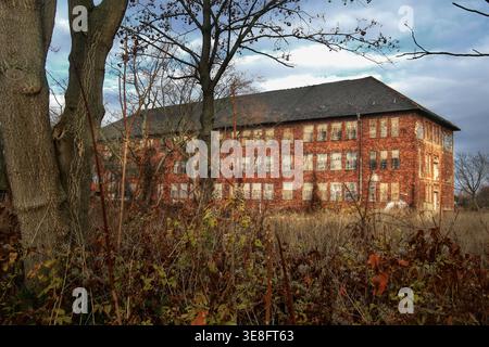 Edificio abbandonato in mattoni dell'ex complesso scolastico SED a Magdeburgo. Foto Stock