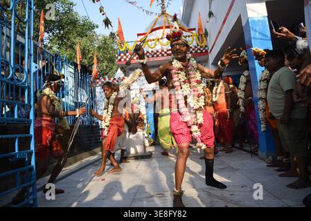 Devoti indù che partecipano a una processione religiosa al festival Gajan a Kolkata. La festa, dedicata al Signore Shiva, è caratterizzata da intense pratiche devozionali e rituali tradizionali del fuoco. Il 13 aprile 2026 a Kolkata, India. (Credit Image: © Dipa Chakraborty/eyepix via ZUMA Press Wire) SOLO PER USO EDITORIALE! Non per USO commerciale! Foto Stock