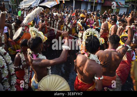 Devoti indù che partecipano a una processione religiosa al festival Gajan a Kolkata. La festa, dedicata al Signore Shiva, è caratterizzata da intense pratiche devozionali e rituali tradizionali del fuoco. Il 13 aprile 2026 a Kolkata, India. (Credit Image: © Dipa Chakraborty/eyepix via ZUMA Press Wire) SOLO PER USO EDITORIALE! Non per USO commerciale! Foto Stock