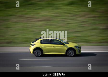 Auto Peugeot 208 ad Agueda gialla che guida sull'autostrada M65, Altham, Lancashire, Inghilterra. Foto Stock