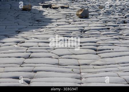 Formazioni rocciose e motivi naturali a Kilve Beach, Somerset, Inghilterra, Regno Unito, in una giornata di sole, nota per la caccia ai fossili Foto Stock