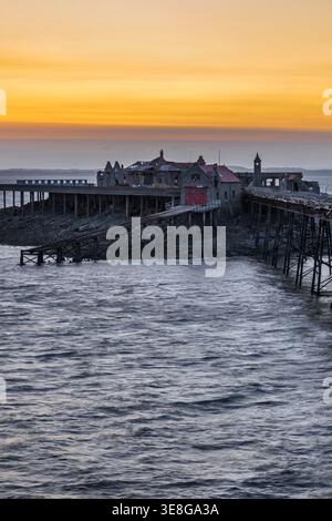 Molo di Birnbeck al tramonto sul canale di Bristol a Weston-super-Mare, Somerset, Inghilterra, con la calma luce serale Foto Stock