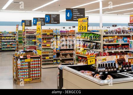 Food Lion Grocery Store interno con espositori di cappellini e insegne navate Foto Stock
