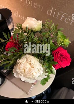Bouquet di peonie bianche e rosse Foto Stock