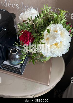 Bouquet di peonie bianche e rosse Foto Stock