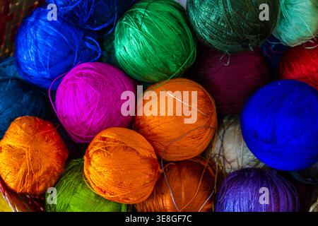 Palline di filato dai colori vivaci utilizzate per la tessitura tradizionale dei tessuti sono esposte a Paro, in Bhutan. Foto Stock