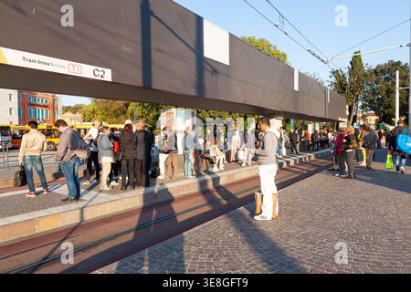 I passeggeri aspettano al terminal dei tram di Piazzale Roma alla luce della sera per il tram che collega Venezia con la terraferma di Mestre, Italia Foto Stock