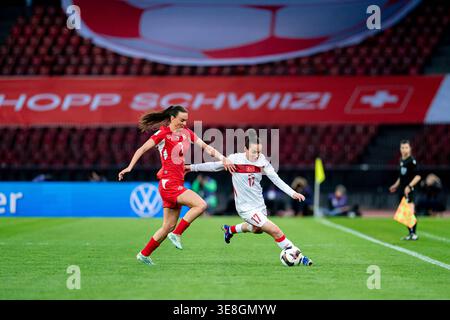 Zurigo, Svizzera. 14 aprile 2026. ZURIGO, SVIZZERA - 14 APRILE: Ilayda Civelek (17 Turchia). Destra, e Riola Xhemaili (7 Svizzera), sinistra, in azione durante la partita di qualificazione europea femminile UEFA per la Coppa del mondo femminile 2027 tra Svizzera e Turchia allo stadio Letzigrund il 14 aprile 2026 a Zurigo in Svizzera. Credito: SPP Sport Press Photo. /Alamy Live News Foto Stock