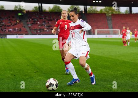 Zurigo, Svizzera. 14 aprile 2026. Nadine Riesen #8 (Svizzera) e Ilayda Civelek #17 (Turkiye) durante le qualificazioni femminili - Svizzera vs Turchia, partita di Coppa del mondo FIFA a Zurigo, Svizzera, 14 aprile 2026 crediti: Agenzia fotografica indipendente/Alamy Live News Foto Stock