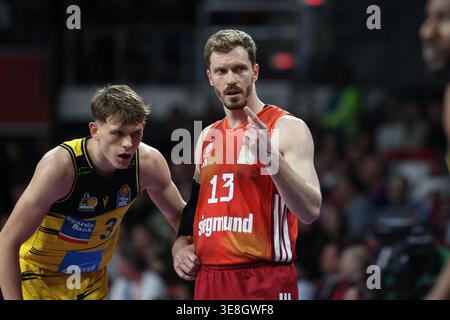 Andreas Obst (FC Bayern Basketball, #13) gesti, con Stefan Smith (MHP Riesen Ludwigsburg, #03), GER, FC Bayern Basketball vs. MHP Riesen Ludwigsburg, Basketball, easycredit Basketball Bundesliga, 13 ° turno, stagione 2025/2026, 14 aprile 20 Foto Stock