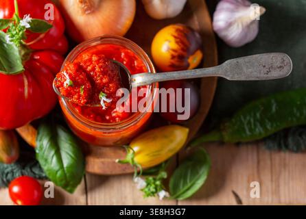 Salsa di pomodoro calda, adjika, salsa, passata o marinara. Foto Stock