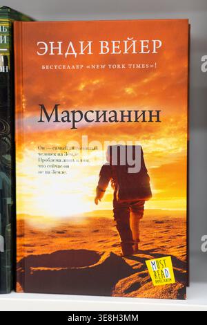 Mosca, Russia - 14 aprile 2026: Copertina di un libro con astronauta sul paesaggio di Marte con cielo arancione e montagne Foto Stock