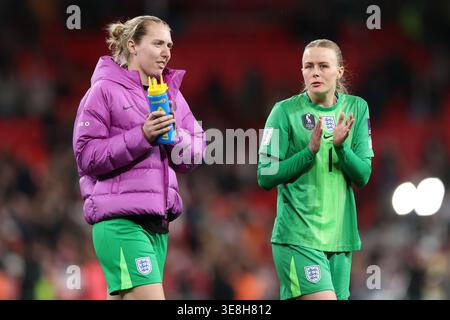 Anna Moorhouse e Hannah Hampton of England ringraziano i tifosi dopo la partita di qualificazione del gruppo 3 della Coppa del mondo femminile FIFA tra Inghilterra donne e Spagna allo Stadio di Wembley, Londra, martedì 14 aprile 2026. (Foto: Tiego Grenho | notizie MI) credito: MI News & Sport /Alamy Live News Foto Stock