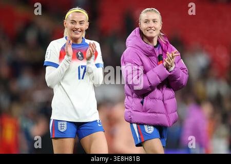 Chloe Kelly e Leah Williamson d'Inghilterra ringraziano i tifosi dopo la partita di qualificazione del gruppo 3 della Coppa del mondo femminile FIFA tra Inghilterra donne e Spagna allo Stadio di Wembley, Londra, martedì 14 aprile 2026. (Foto: Tiego Grenho | notizie MI) credito: MI News & Sport /Alamy Live News Foto Stock