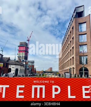 Benvenuti alla segnaletica Temple con nuovi edifici per uffici e gru da costruzione nella zona Temple di Leeds South Bank, Foto Stock