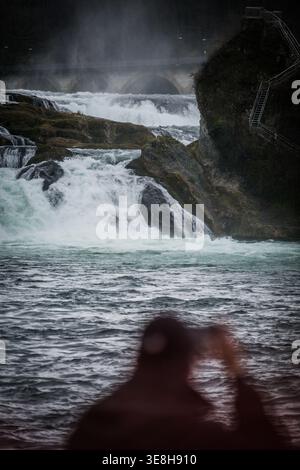 Vista delle potenti Cascate del Reno che cadono sulle rocce, con la nebbia che si innalza e un'atmosfera eterea, Neuhausen am Rheinfall, Sciaffusa, Svizzera. Foto Stock