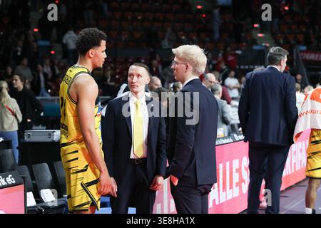 Brandon Tischler (MHP Riesen Ludwigsburg, n. 24) in conversazione con Mikko Riipinen (MHP Riesen Ludwigsburg, capo allenatore) e Johs Andersen (MHP Riesen Ludwigsburg, assistente allenatore) dopo la partita, GER, FC Bayern Basketball vs. MHP Riesen Ludwigsburg, Baske Foto Stock