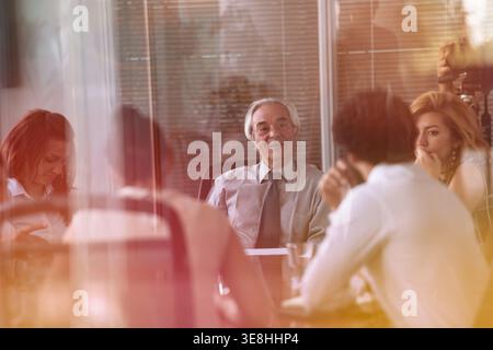 Uomini d'affari del Medio Oriente in una riunione aziendale in un moderno ufficio open space Foto Stock