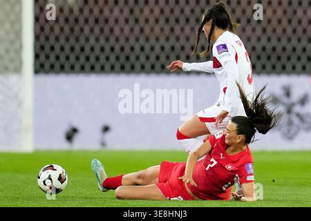 Zurigo, Svizzera. 14 aprile 2026. Riola Xhemaili #7 (Svizzera) contro Fatma Sakar #3 (Turkiye) durante le qualificazioni femminili - Svizzera vs Turchia, partita della Coppa del mondo FIFA a Zurigo, Svizzera, 14 aprile 2026 credito: Agenzia fotografica indipendente/Alamy Live News Foto Stock