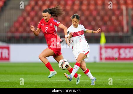 Zurigo, Svizzera. 14 aprile 2026. Riola Xhemaili #7 (Svizzera) e Selen Altunkulak #6 (Turkiye) durante le qualificazioni femminili - Svizzera vs Turchia, partita di Coppa del mondo FIFA a Zurigo, Svizzera, 14 aprile 2026 crediti: Agenzia fotografica indipendente/Alamy Live News Foto Stock