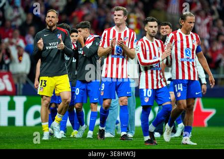 Madrid, Spagna. 14 aprile 2026. Jan Oblate e Alexander Sorloth dell'Atletico de Madrid durante la partita di UEFA Champions League, i quarti di finale, andata e ritorno, tra l'Atletico de Madrid e il FC Barcelona giocati allo stadio Riyadh Metropolitano il 14 aprile 2026 a Madrid. (Foto di Cesar Cebolla/PRESSINPHOTO) credito: PRESSINPHOTO SPORTS AGENCY/Alamy Live News Foto Stock