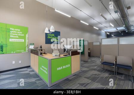 Interno di un ufficio di preparazione fiscale H&R Block con banco ricevimento e cubicoli privati, Hackensack, New Jersey. Foto Stock