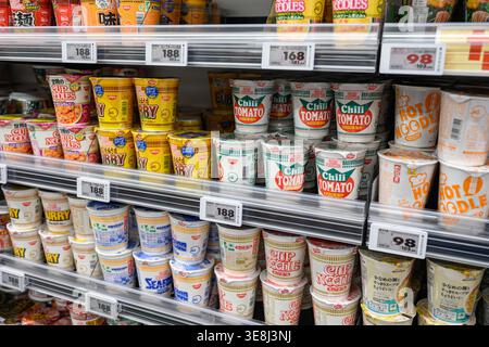 Instant Noodles in vendita all'interno di un supermercato giapponese - Yokohama, Giappone - 11 novembre 2025 Foto Stock