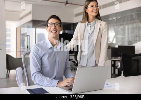 I membri del team si sono incontrati in un grattacielo con un notebook Foto Stock