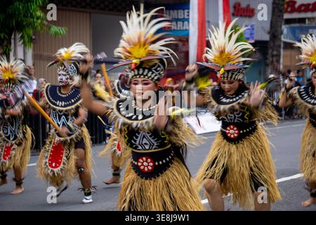 Danza Pangkur sagu dalla Papua centrale al carnevale DI BEN. Questa danza è un simbolo di apprezzamento per la crescita di alberi di sago sulla fertile pianta papuana Foto Stock