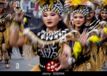 Danza Pangkur sagu dalla Papua centrale al carnevale DI BEN. Questa danza è un simbolo di apprezzamento per la crescita di alberi di sago sulla fertile pianta papuana Foto Stock