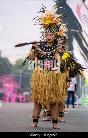 Danza Pangkur sagu dalla Papua centrale al carnevale DI BEN. Questa danza è un simbolo di apprezzamento per la crescita di alberi di sago sulla fertile pianta papuana Foto Stock