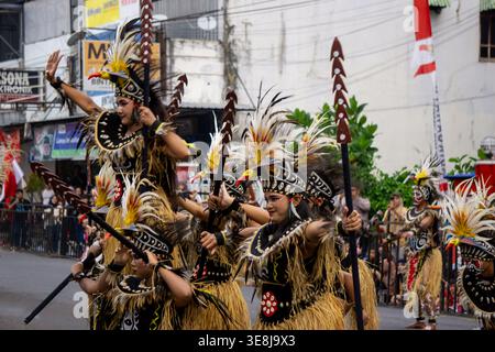 Danza Pangkur sagu dalla Papua centrale al carnevale DI BEN. Questa danza è un simbolo di apprezzamento per la crescita di alberi di sago sulla fertile pianta papuana Foto Stock