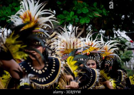 Danza Pangkur sagu dalla Papua centrale al carnevale DI BEN. Questa danza è un simbolo di apprezzamento per la crescita di alberi di sago sulla fertile pianta papuana Foto Stock