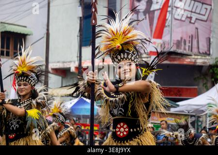 Danza Pangkur sagu dalla Papua centrale al carnevale DI BEN. Questa danza è un simbolo di apprezzamento per la crescita di alberi di sago sulla fertile pianta papuana Foto Stock