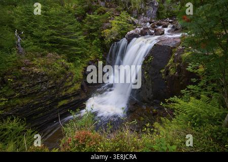 La cascata scorre sulle rocce nel mezzo di una foresta lussureggiante, le cascate Victoria Falls, Slattadale, Achnasheen, Scozia, Regno Unito, Regno Unito Foto Stock