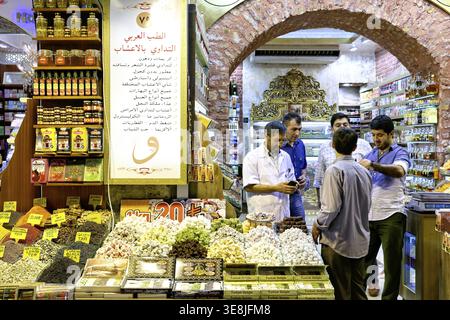 Gli amanti dello shopping si riuniscono nel Grand Bazaar di Istanbul per esplorare spezie, erbe e vari prodotti. Il mercato è affollato di visitatori e venditori Foto Stock