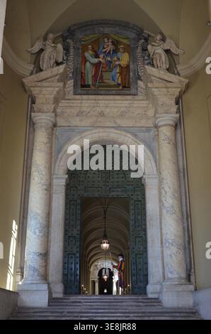 Roma 09.04.2020: La porta di Bronzo della Basilica di San Pietro con la Guardia Svizzera che tiene halberd all'ingresso, città del Vaticano Roma Italia Foto Stock
