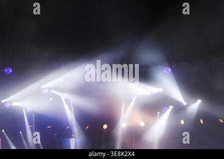 Un palcoscenico con molte luci accese. Le luci sono bianche e blu. Ci sono molte luci sullo sfondo Foto Stock