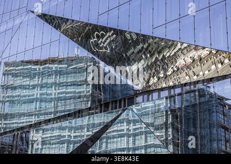 L'edificio Cube Berlin è un edificio per uffici a forma di cubo in Washingtonplatz, nelle immediate vicinanze della stazione centrale di Berlino. La facciata si riflette Foto Stock
