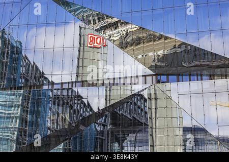 L'edificio Cube Berlin è un edificio per uffici a forma di cubo in Washingtonplatz, nelle immediate vicinanze della stazione centrale di Berlino. La facciata si riflette Foto Stock
