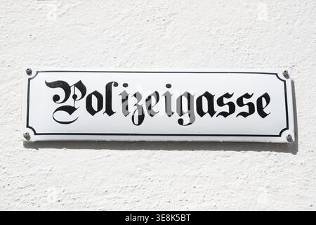 Cartello stradale smaltato nella città vecchia di Noerdlingen con l'iscrizione Polizeigasse in scrittura di frattura, distretto di Donau-Ries, Noerdlinger Ries, Bavari Foto Stock