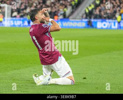 10 aprile 2026; London Stadium, Londra, Inghilterra; Premier League Football, il West Ham United contro il Wolverhampton Wanderers; Valentin Castellanos del West Ham United festeggia ai tifosi dopo il suo secondo gol Foto Stock