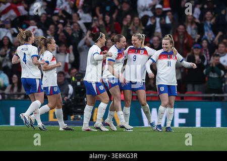 Wembley Stadium, Londra, Regno Unito. 14 aprile 2026. Calcio qualificante Coppa del mondo femminile, Inghilterra contro Spagna; Lauren Hemp dell'Inghilterra celebra il suo gol al terzo minuto per il 1-0 con la sua squadra Credit: Action Plus Sports/Alamy Live News Foto Stock
