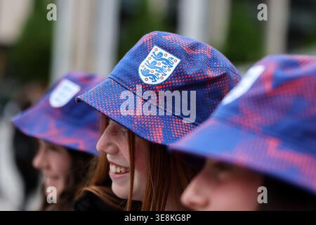 Wembley Stadium, Londra, Regno Unito. 14 aprile 2026. Calcio qualificatore Coppa del mondo femminile, Inghilterra contro Spagna; una vista dettagliata di un cappello inglese fuori dallo stadio di Wembley credito: Action Plus Sports/Alamy Live News Foto Stock