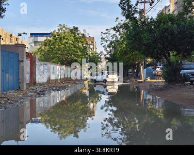 Karachi, Pakistan - 2 aprile 2026: Piogge pesanti a Karachi. traboccare l'acqua piovana stagnante dopo lo scarico della pioggia a causa di un forte gocciolamento Foto Stock
