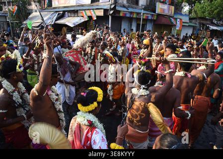 Festival Gajan in India devoti indù che partecipano a una processione religiosa sul festival Gajan a Kolkata. La festa, dedicata al Signore Shiva, è caratterizzata da intense pratiche devozionali e rituali tradizionali del fuoco. Il 13 aprile 2026 a Kolkata, India. Kolkata Bengala Occidentale India Copyright: XDipaxChakrabortyx Foto Stock