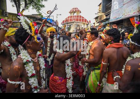 Festival Gajan in India devoti indù che partecipano a una processione religiosa sul festival Gajan a Kolkata. La festa, dedicata al Signore Shiva, è caratterizzata da intense pratiche devozionali e rituali tradizionali del fuoco. Il 13 aprile 2026 a Kolkata, India. Kolkata Bengala Occidentale India Copyright: XDipaxChakrabortyx Foto Stock