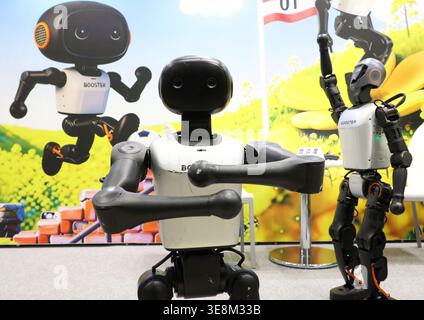 Tokyo, Giappone. 15 aprile 2026. Il produttore cinese di robot Booster presenta il robot umanoide Booster K1 alto 95 cm all'Humanoid robot Expo come parte della Nextech Week 2026 di tre giorni che si terrà a Tokyo mercoledì 15 aprile 2026. (Foto di Yoshio Tsunoda/AFLO) Foto Stock